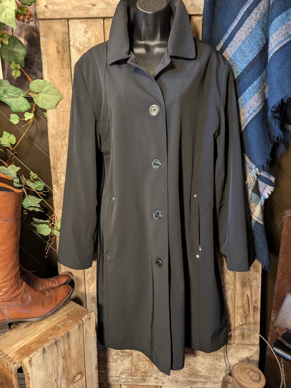 Black Portrait Trench.        Sz 14